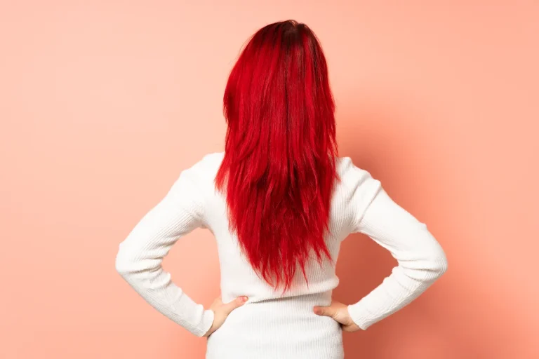 Femme avec une couleur rouge