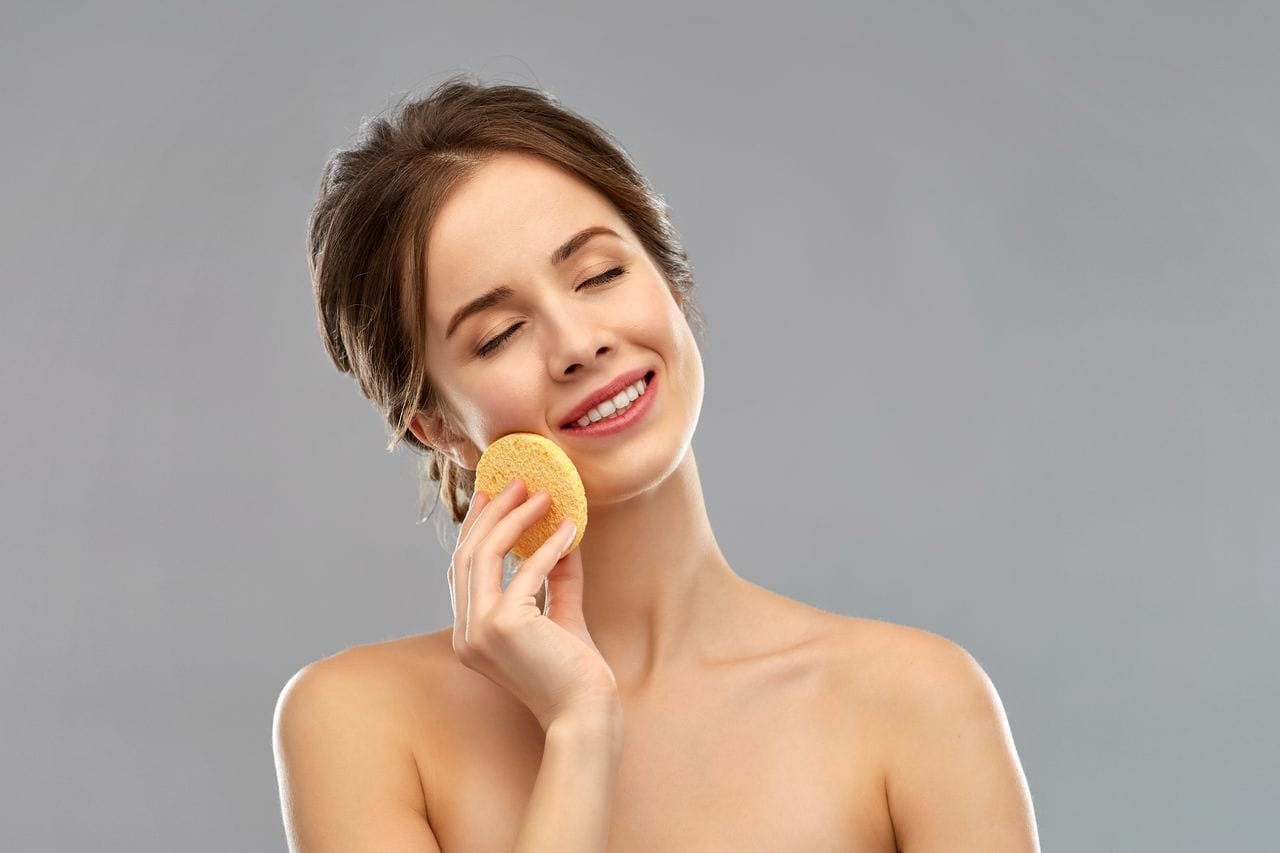 femme faisant un gommage maison