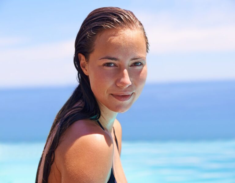 femme qui bronze à la plage