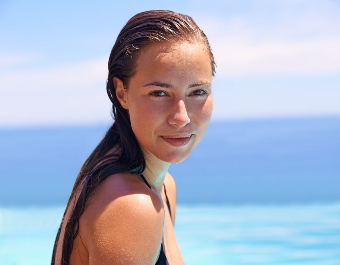 femme qui bronze à la plage