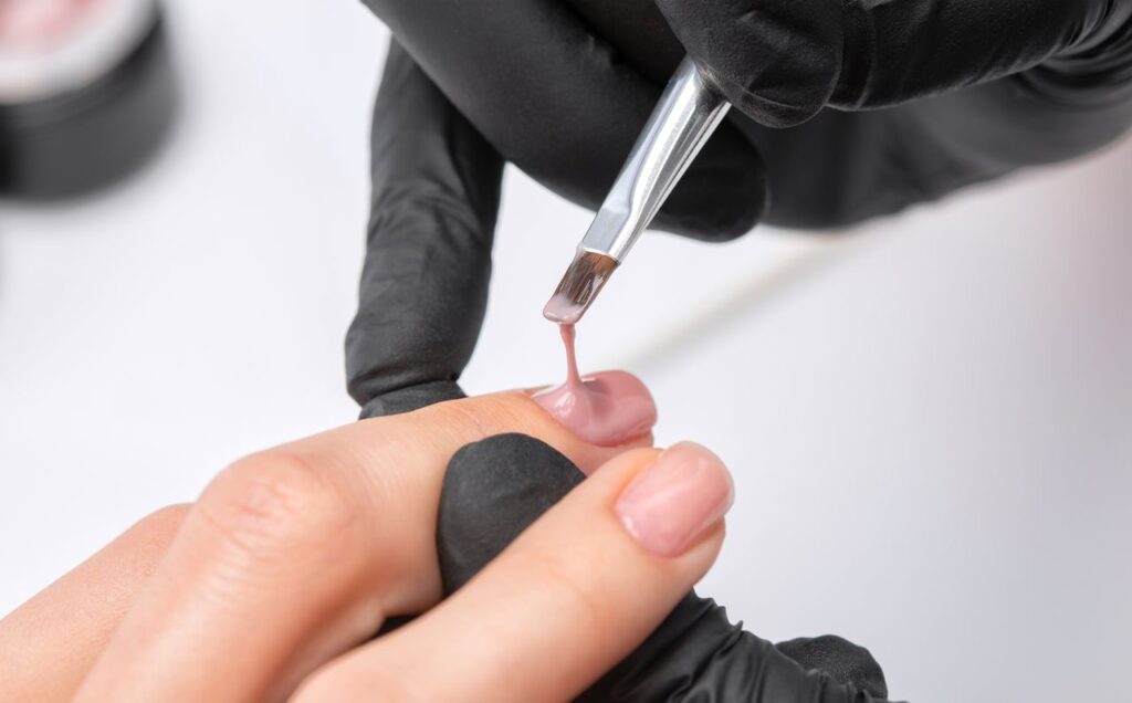 Pose d'un ongle en acrygel