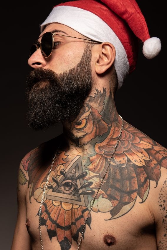 tatouage hibou sur le cou d'un homme