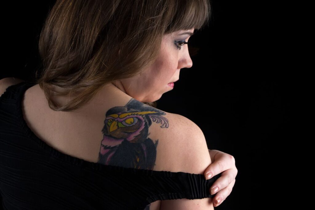tatouage hibou sur l'épaule d'une femme