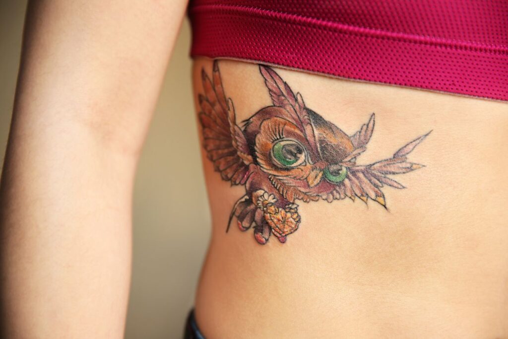 tatouage hibou sur la hanche d'une femme