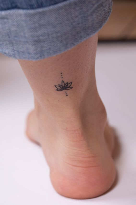 Tatouage fleurs de lotus derriere le pied