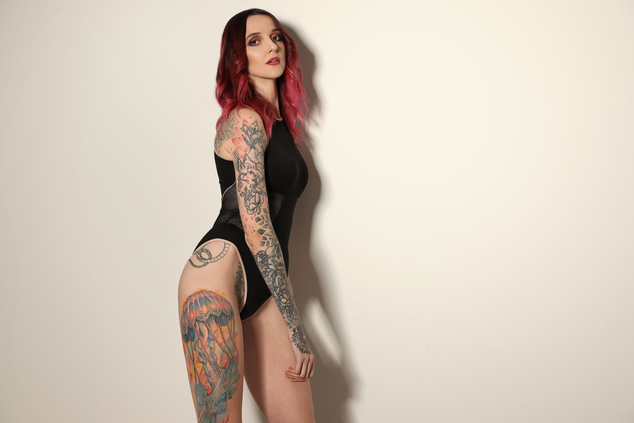 tatouage méduse sur la cuisse d'une femme