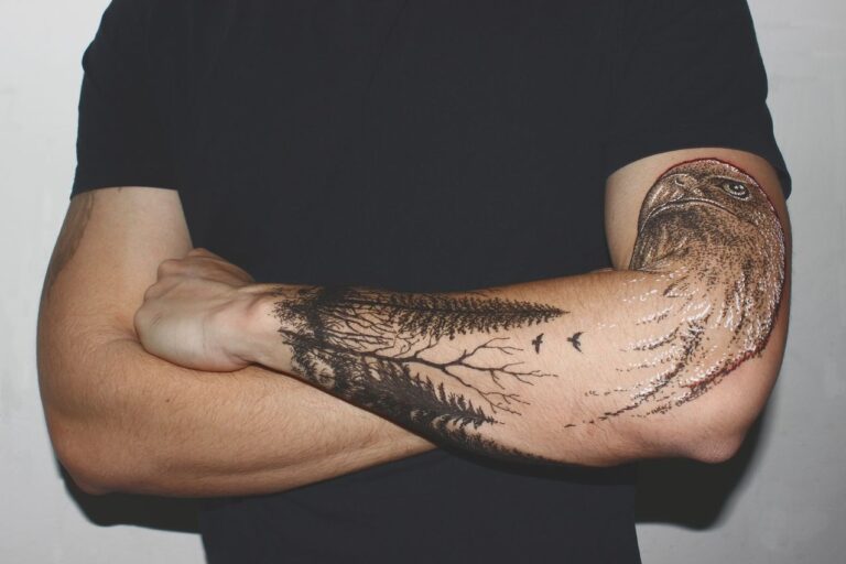 tatouage d'un aigle sur le bras d'un homme