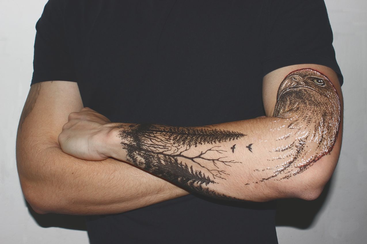 tatouage d'un aigle sur le bras d'un homme