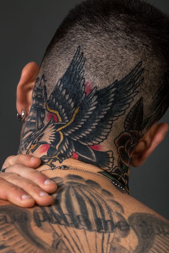 Tatouage aigle dans le cou d'un homme