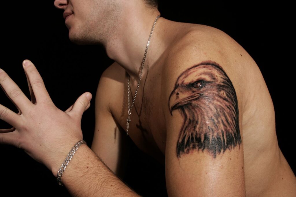 Tatouage d'un aigle sur l'épaule d'un homme