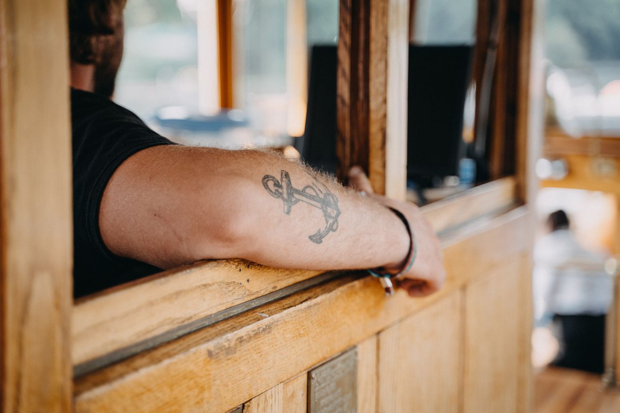 tatouage ancre sur le bras d'un homme