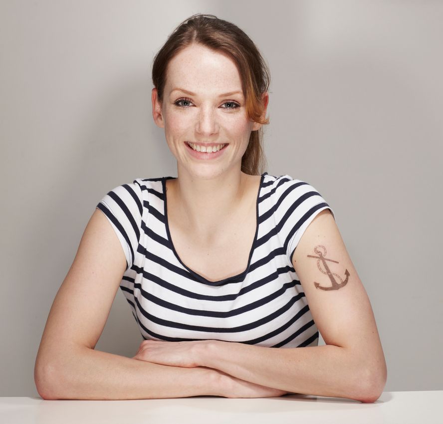 tatouage ancre sur l'épaule d'une femme