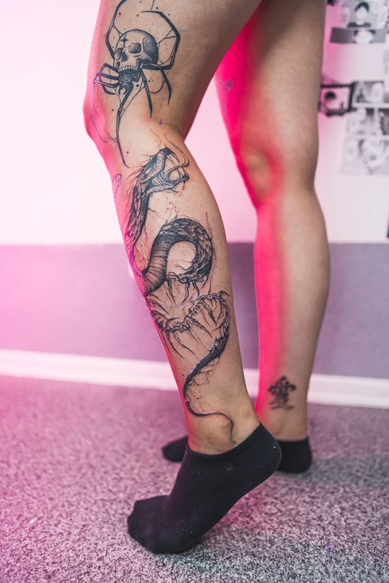 Tatouage araignée sur la jambe d'une femme