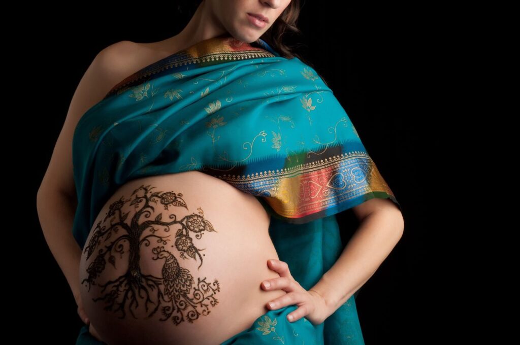 tatouage arbre de vie sur le ventre d'une femme