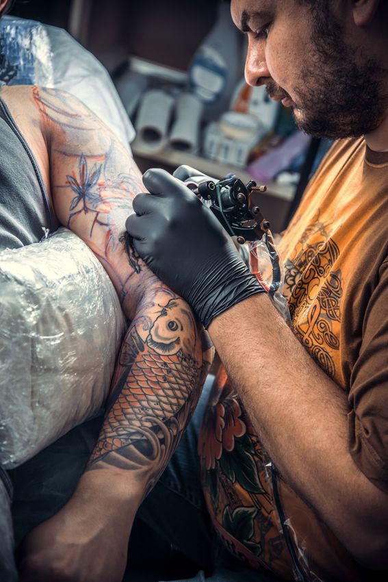 Tatouage carpe koï sur le bras d'un homme