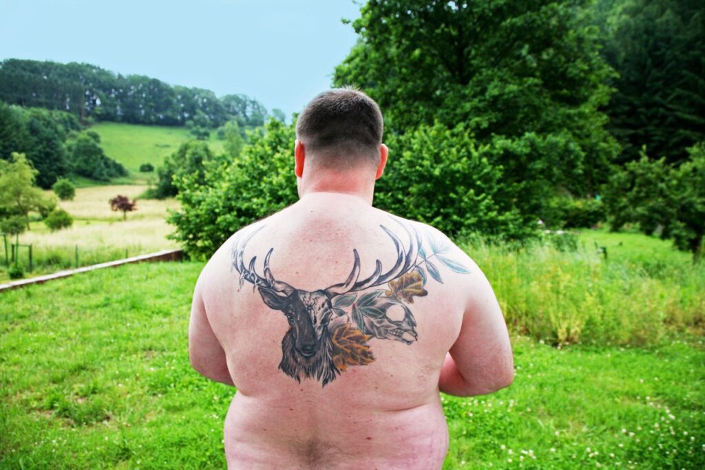 tatouage cerf dans le dos d'un homme