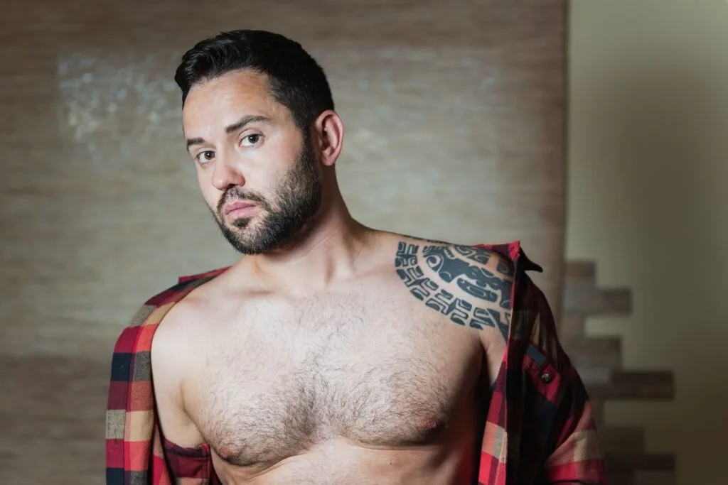 tatouage polynesien sur l'épaule d'un homme vue de face