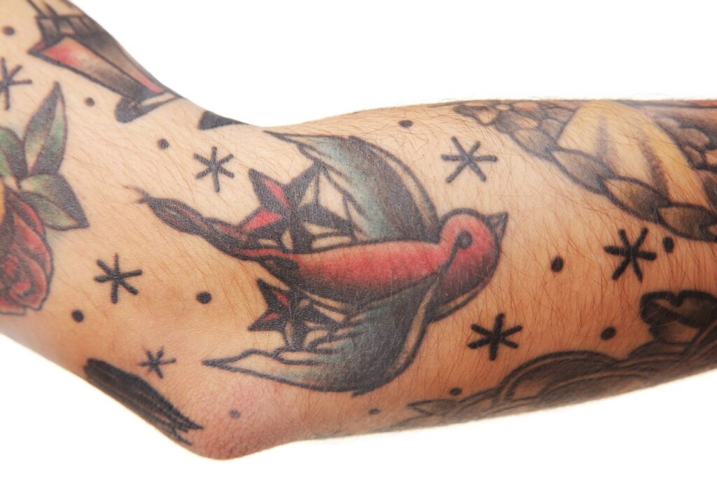 tatouage oiseau sur le bras d'un homme