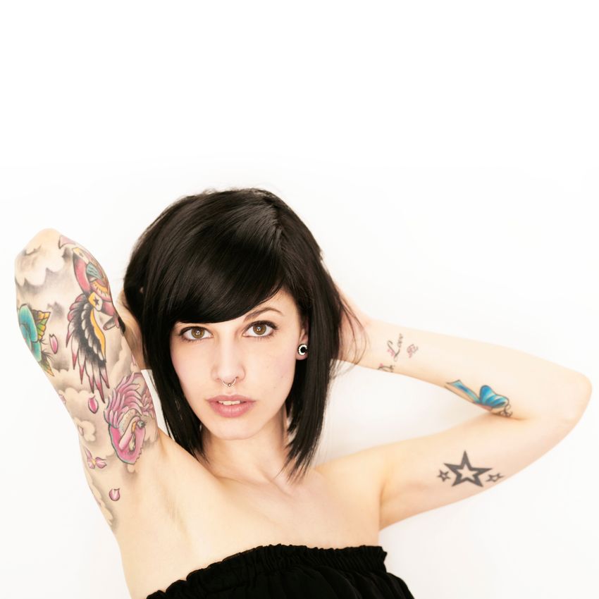 tatouage étoile a l'interieur du bras d'une femme