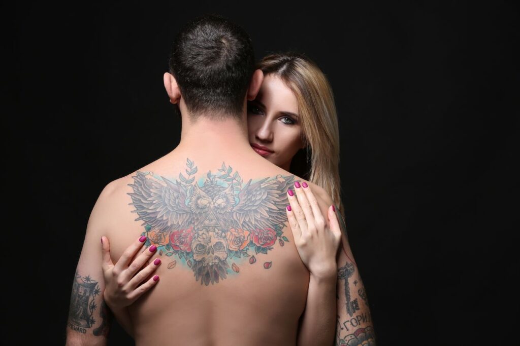 Hibou tatoué sur le dos d'un homme
