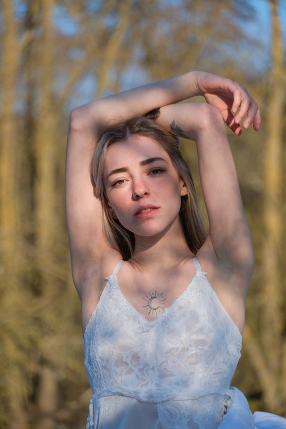 Tatouage d'une lune sur le torse d'une femme