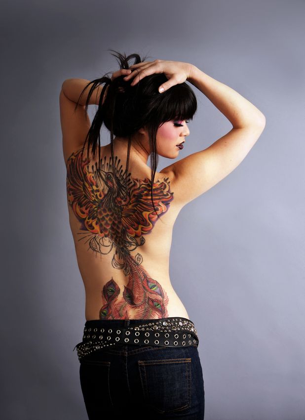 Tatouage en couleur d'un phoenix sur tout le dos