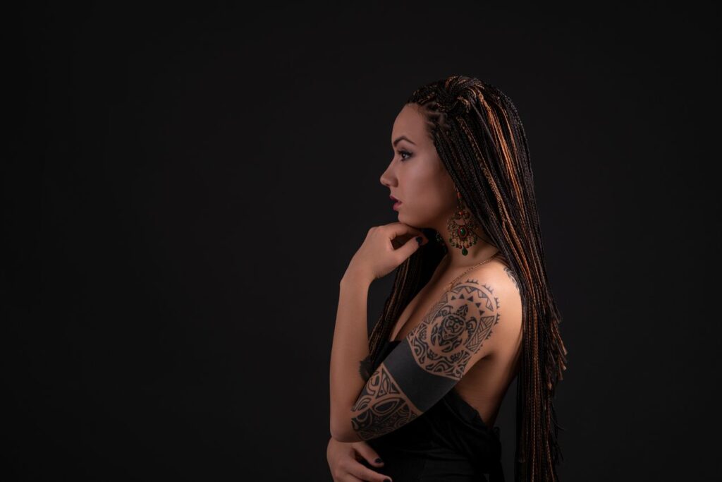 tatouage polynesien sur l'épaule d'une femme