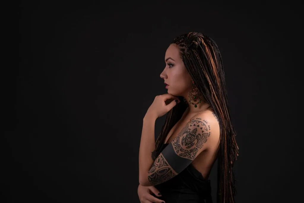 tatouage polynesien sur l'épaule d'une femme