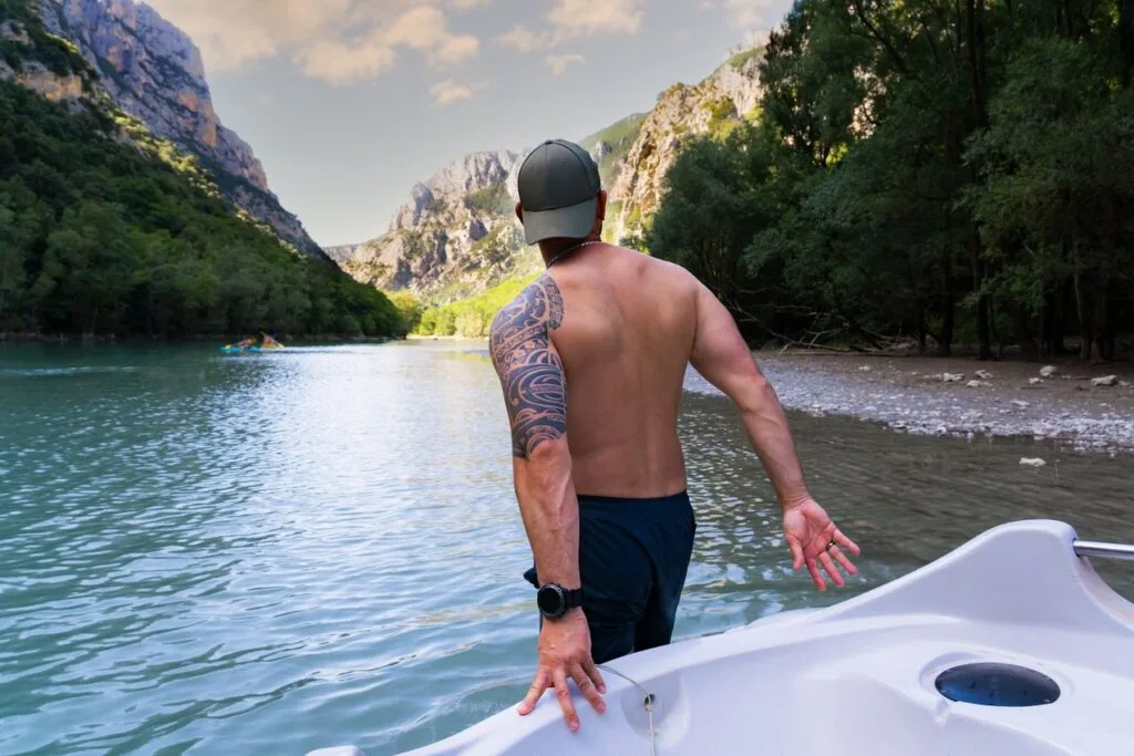 tatouage polynesien sur l'épaule d'un homme vue de dos
