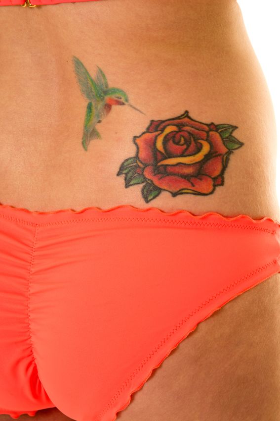 Tatouage d'un colibri au dessus des fesses d'une femme