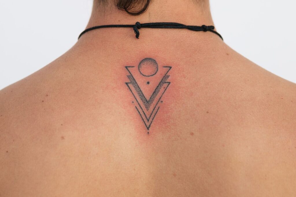 tatouage triangle dans le dos