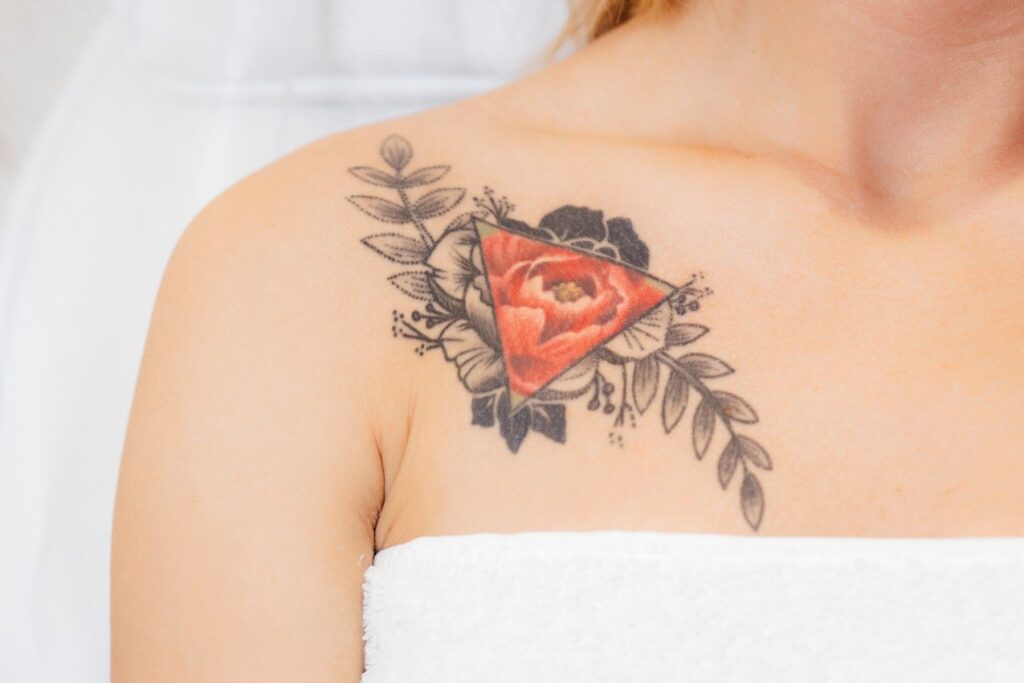 Tatouage d'un triangle en couleur sur l'épaule d'une femme