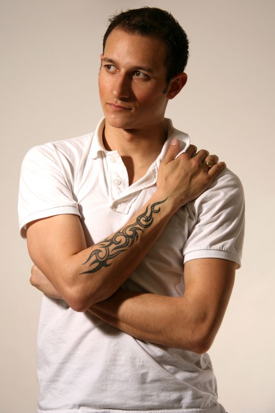 Tatouage tribal sur l'avant bras d'un homme