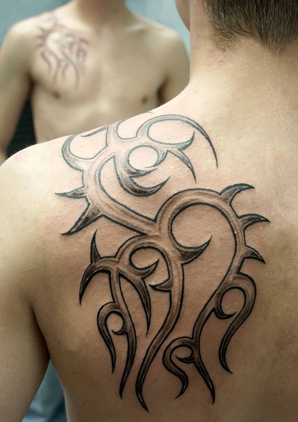 Tatouage tribal sur le dos et le pectoraux d'un homme
