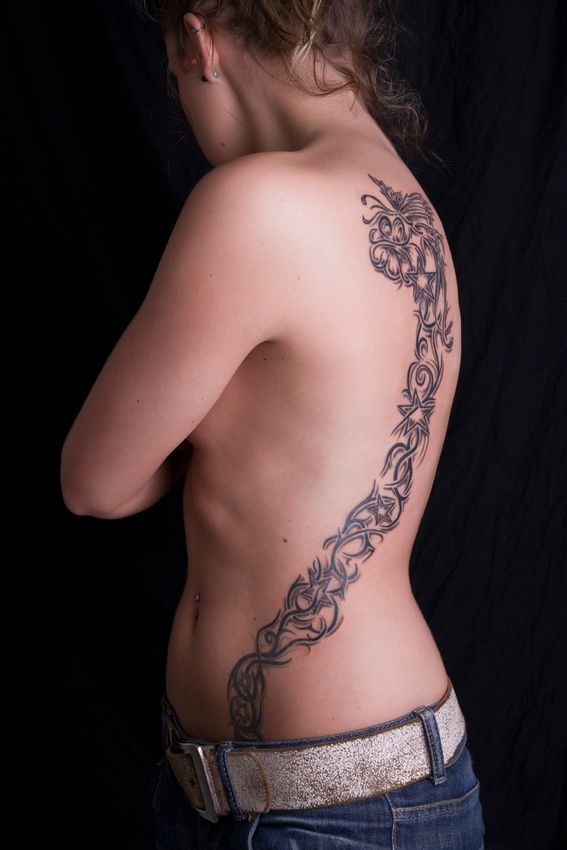 Tatouage tribal sur le dos d'une femme