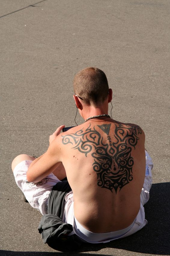 gros Tatouage tribal sur le dos d'un homme