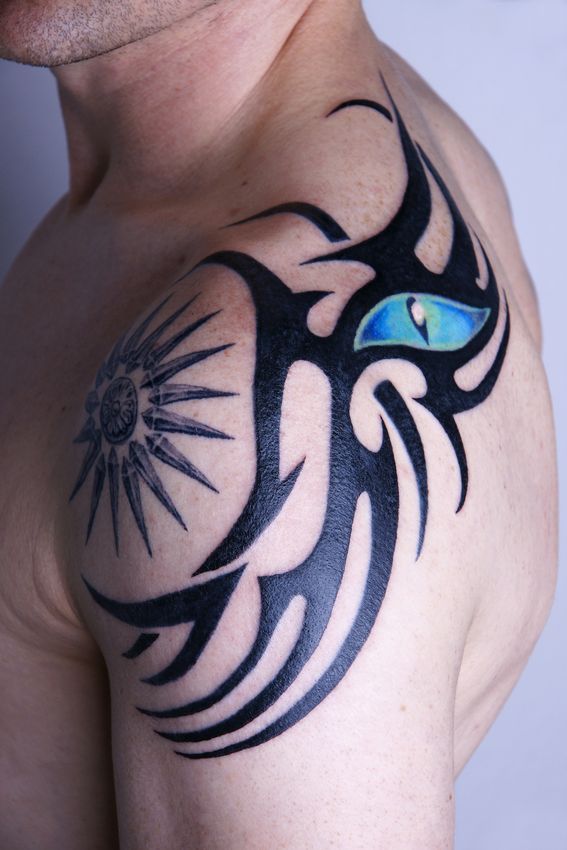 Tatouage tribal sur l'épaule d'un homme