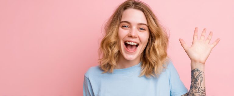 femme qui a un tatouage d'une vague sur l'avant-bras