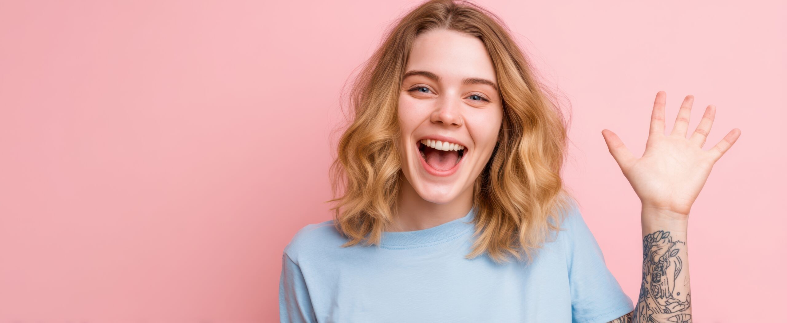 femme qui a un tatouage d'une vague sur l'avant-bras