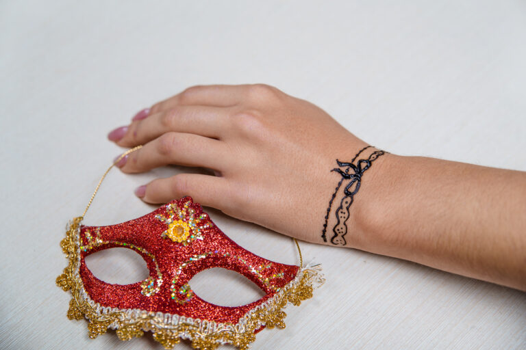 Tataouage au poignet d'une femme en forme de bracelet avec un noeud