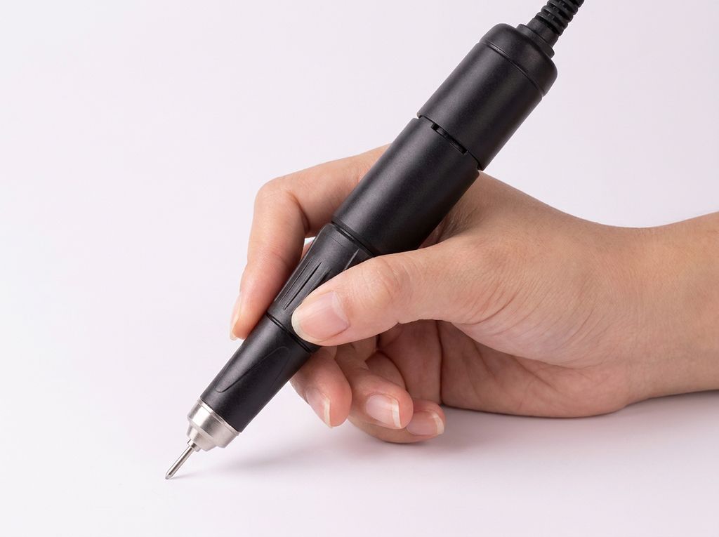Pièce à main ergonomique d'une ponceuse à ongles JSDA tenue comme un stylo